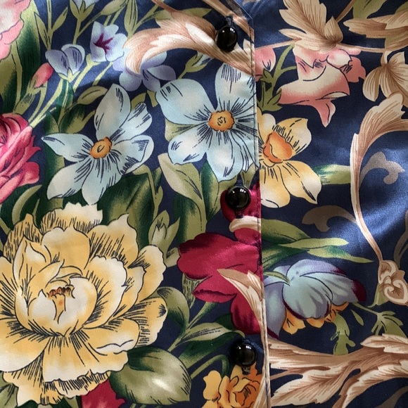 Supper unique 65% silk short sleeve floral top. - Picture 5 of 11